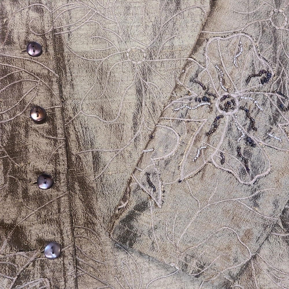 Chico's Metallic Gold 100% Silk Embroidered And Beaded Top Size 0 (S/M) - Picture 2 of 4